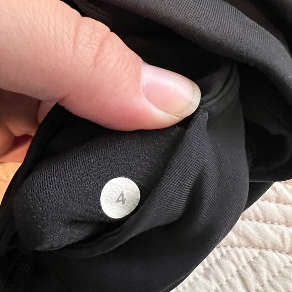 Lululemon cropped leggings with Mesh Side - Picture 5 of 5